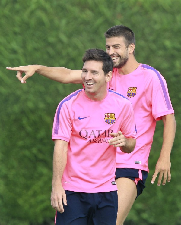 Los jugadores del FC Barcelona Leo Messi (i) y Gerard Pique, durante el entrenamiento.