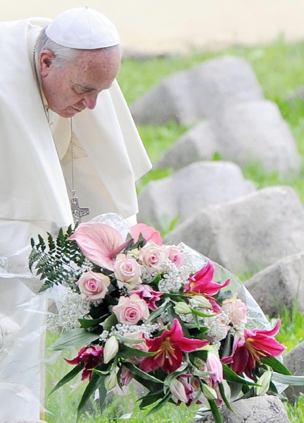 Ofrenda floral del Papa.