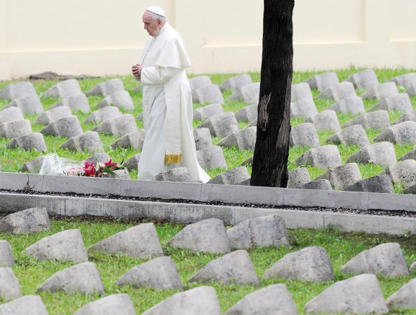 El Papa en el cementerio austro-húngaro.