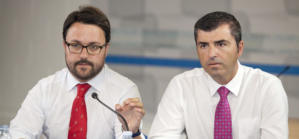 El secretario general del Partido Popular en Canarias, Asier Antona (i), y el presidente del PP en Tenerife, Manuel Domínguez.