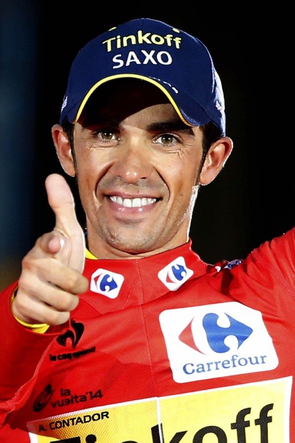 El ciclista del equipo Tinkoff Saxo, Alberto Contador celebra en el podium tras proclamarse vencedor de la Vuelta Ciclista a España 2014.-
