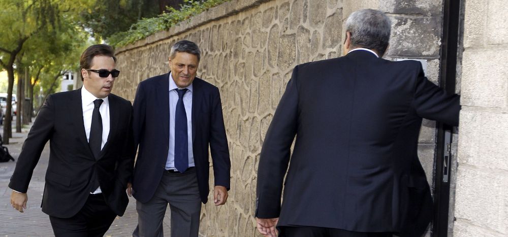 El consejero director general de El Corte Inglés, Dimas Gimeno Álvarez (i), a su llegada a la Fundación Ramón Areces.
