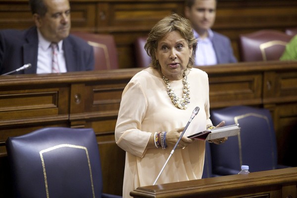 La consejera de Empleo del Gobierno de Canarias, Francisca Luengo, responde a una pregunta desde su escaño durante el pleno del Parlamento de Canarias.