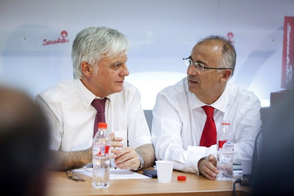 El secretario general del PSC-PSOE, José Miguel Pérez (i), conversa con el miembro de la ejecutiva socialista, Francisco Hernández Spínola.