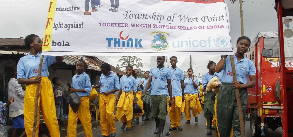 Varios jóvenes participan en la campaña creada para sensibilizar y combatir el brote de ébola en África Occidental, en Monrovia, Liberia.