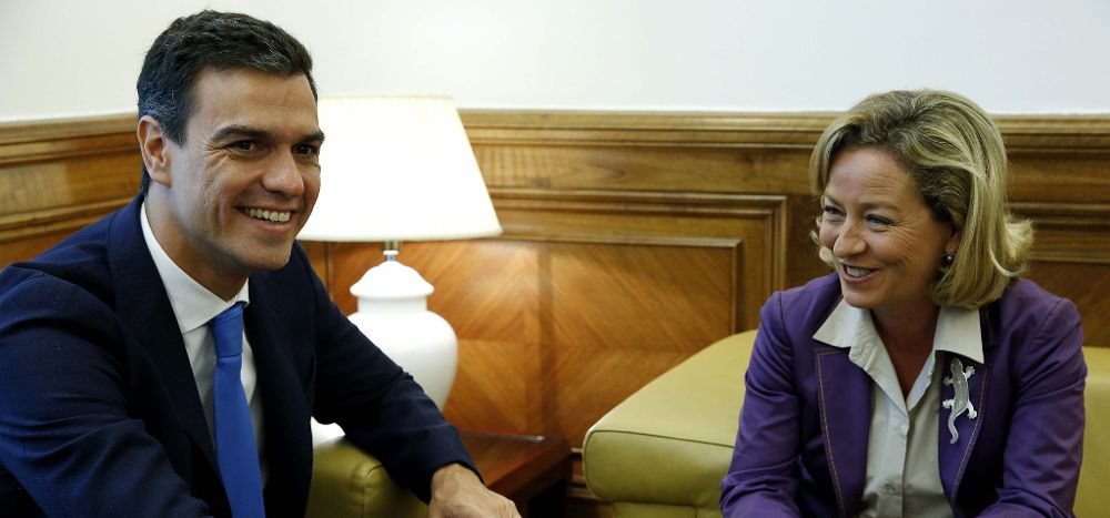 El secretario general del PSOE, Pedro Sánchez, conversa con la diputada de Coalición Canaria Ana Oramas.