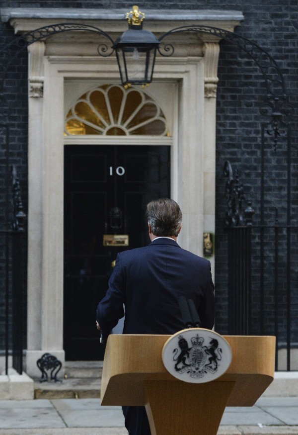 El primer ministro británico, David Cameron, tras su discurso a las puertas del número 10 de Downing Street en Londres (Reino Unido) hoy, viernes 19 de septiembre de 2014, tras conocerse el resultado del referéndum sobre la independencia de Escocia.