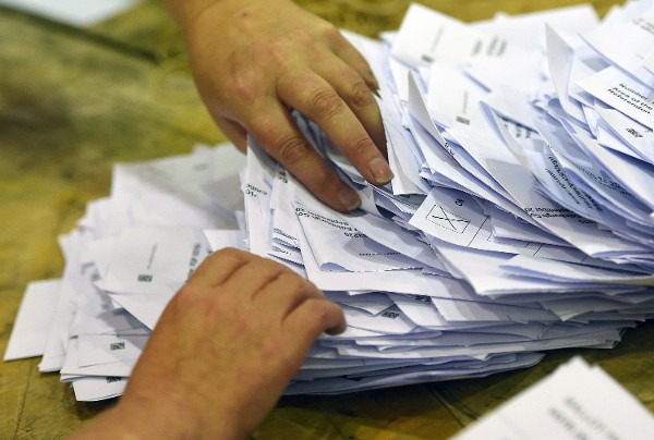 Autoridades realizan el conteo de votos del referéndum en el Centro Royal Highland, en Edimburgo, Escocia (Reino Unido).