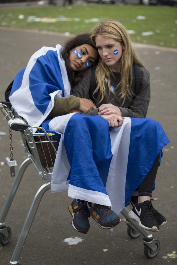 Simpatizantes a favor de la independencia de Escocia se muestran apenadas en la plaza George Square de Glasgow, Escocia (Reino Unido) hoy, viernes 19 de septiembre de 2014. 