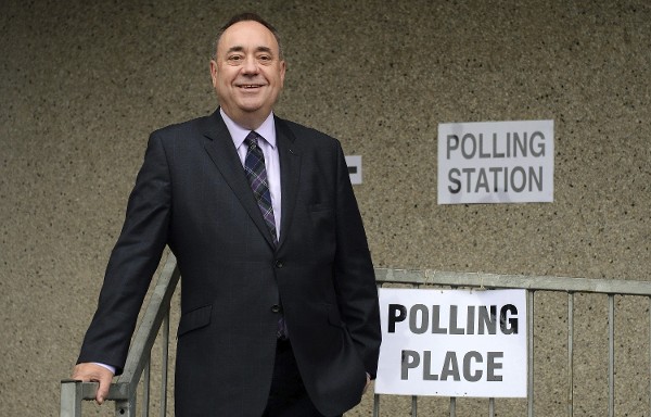 El ministro principal escocés, Alex Salmond, sale de un centro electoral después de votar en el referéndum escocés en Strichen (Escocia).