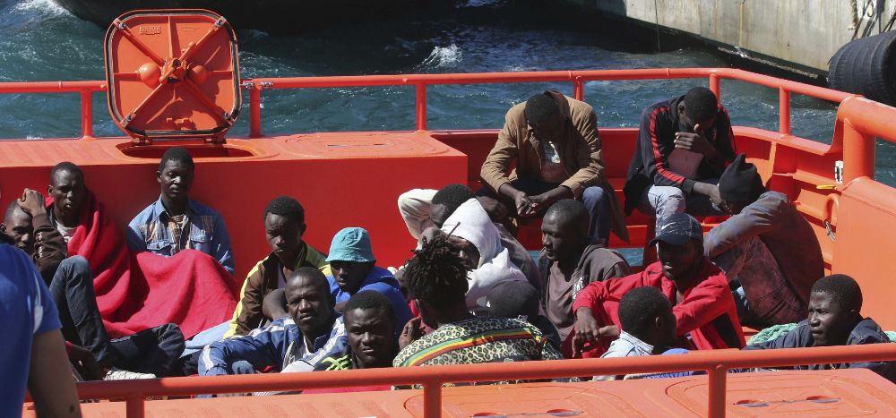El pasado día miércoles, 38 inmigrantes subsaharianos rescatados de una patera al sur de Motril (Granada), a su llegada al puerto de Almería.