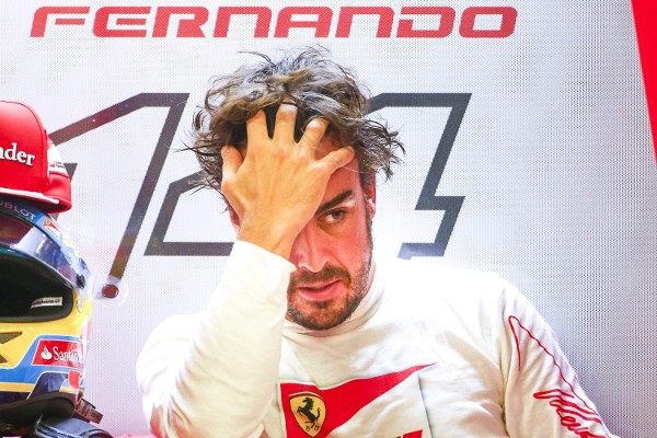 El piloto español de la escudería Ferrari de Fórmula Uno, Fernando Alonso, descansa en el garaje durante la primera sesión de entrenamientos libres del Gran Premio de Singapur, el 19 de septiembre del 2014. El Gran Premio de Singapur de Fórmula Uno se disputa el próximo 21 de septiembre.