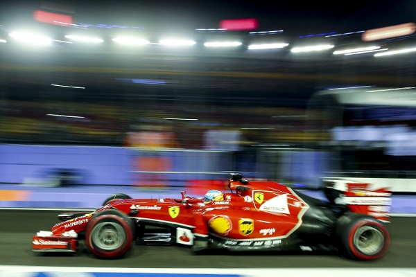 El español de la escudería Ferrari de Fórmula Uno, Fernando Alonso, pilota su monoplaza durante la segunda sesión de entrenamientos libres del Gran Premio de Singapur, el 19 de septiembre del 2014. El Gran Premio de Singapur de Fórmula Uno se disputa el próximo 21 de septiembre.
