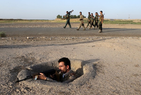 Un soldado peshmerga, miembro las milicias kurdas, monta guardia después de los combates librados en la ciudad de Gwer, 40km al sur de Erbil (Irak).