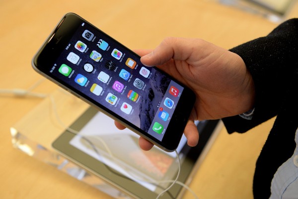 Compradores inspeccionan los teléfonos, durante el lanzamiento de los nuevos modelos iPhone6 y iPhone 6 plus en la tienda de Apple el viernes 19 de septiembre de 2014, en Sidney (Australia). 