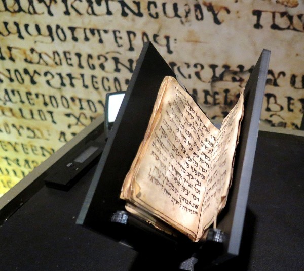 Un pequeño manuscrito de rezos judíos de apenas 10 centímetros de altura y 50 páginas, el más antiguo encontrado hasta ahora y que data de alrededor del año 840, ha cautivado el interés de los investigadores en liturgia judía, que esperan con ansiedad echarle mano para desenterrar sus secretos.
