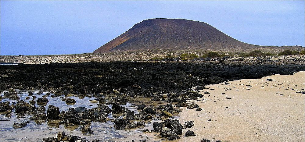El volcán Montaña Amarilla de la isla de La Graciosa, en el archipiélago Chinijo.