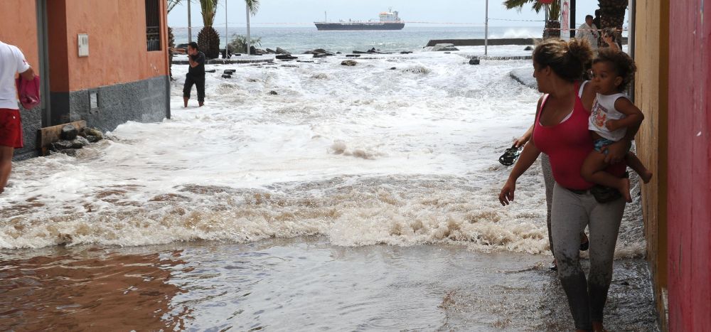 Imagen de archivo de 2011, cuando la marea fue especialmente fuerte en el pueblo de San Andrés y atemorizó a los vecinos de la zona.