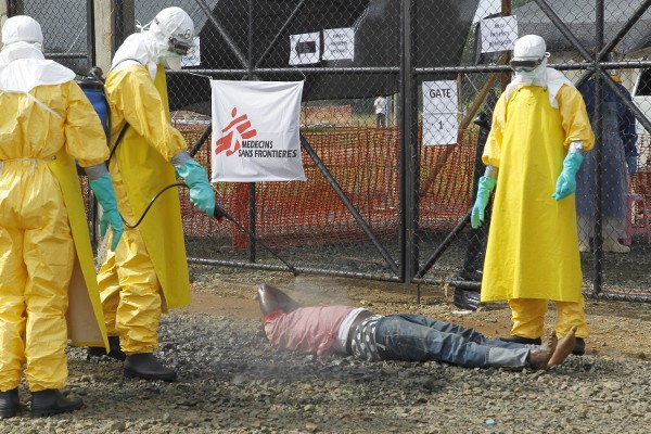 Víctima del ébola en Monrovia, Liberia.