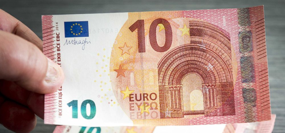 Vista de uno de los nuevos billetes de diez euros.