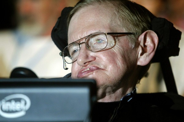 El físico teórico británico Stephen Hawking durante su asistencia al festival científico Starmus, que puso ayer en marcha su segunda edición, en al localidad tinerfeña de Guía de Isora.