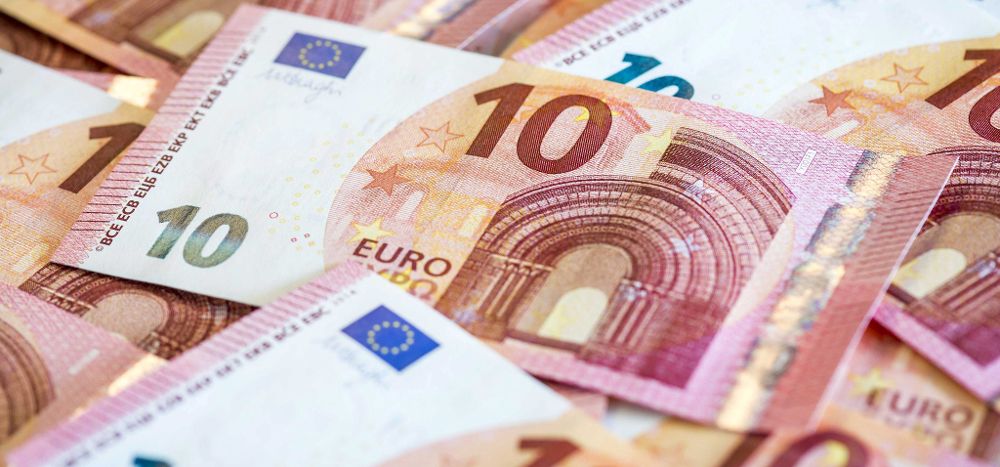 Vista de algunos de los nuevos billetes de diez euros.