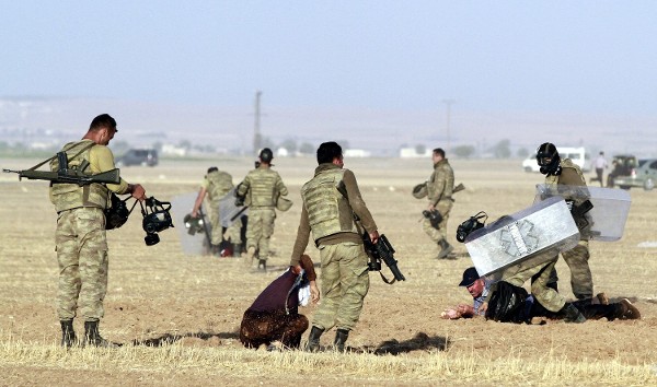 Gendarmes turcos arrestan a varios manifestantes kurdos durante una manifestación cerca de la frontera con Siria en Sanliurfa (Turquía).