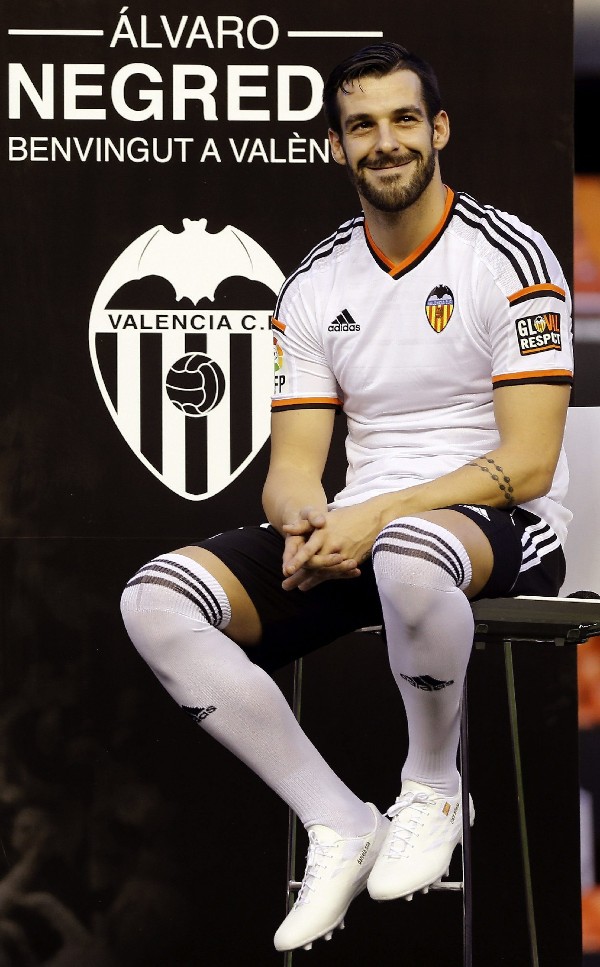 El delantero madrileño Álvaro Negredo durante su presentación como nuevo jugador del Valencia.
