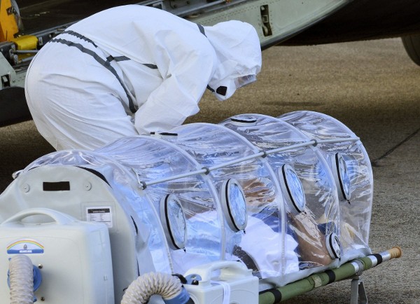 Fotografía facilitada por el Ministerio de Defensa de la llegada del religioso y médico español Manuel García Viejo, infectado de ébola, a la base de Torrejón de Ardoz (Madrid).