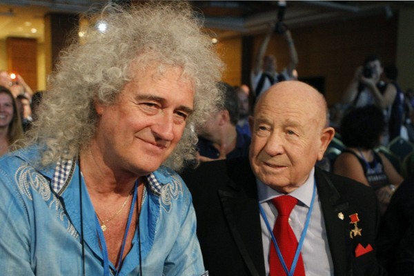 El astrofísico y músico Brian May (i) y el cosmonauta Alexei Leonov durante la apertura del festival científico Starmus.