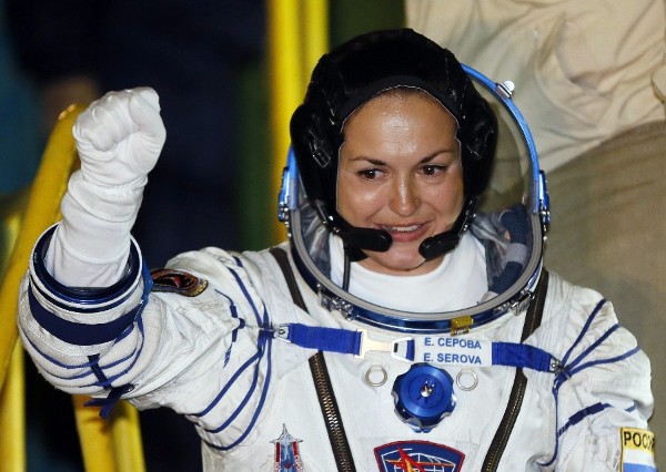 La cosmonauta rusa Elena Serova saluda antes de entrar a la nave espacial Soyuz TMA 14 M antes del lanzamiento hacia la Estación Espacial Internacional (EEI).