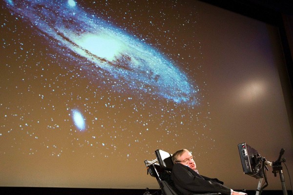 Fotografía romada el 15 de septiembre de 2009 que muestra al científico británico Stephen Hawking ofreciendo un discurso sobre la creación del universo en la Universidad de Ginebra.