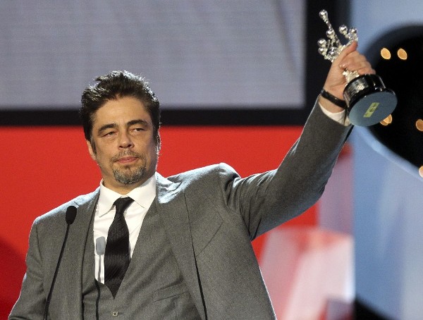 El actor puertorriqueño Benicio del Toro recibe el premio Donostia, en reconocimiento a su carrera.