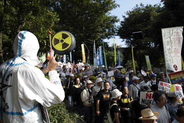 Manifestantes protestan contra la energía nuclear en Tokio tres años y medio después del desastre de Fukushima.