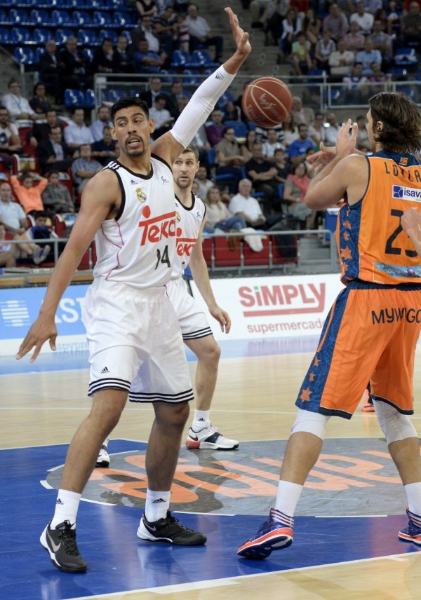 El pivot mexicano Gustavo Ayón (i) ante los jugadores del Valencia Basket.