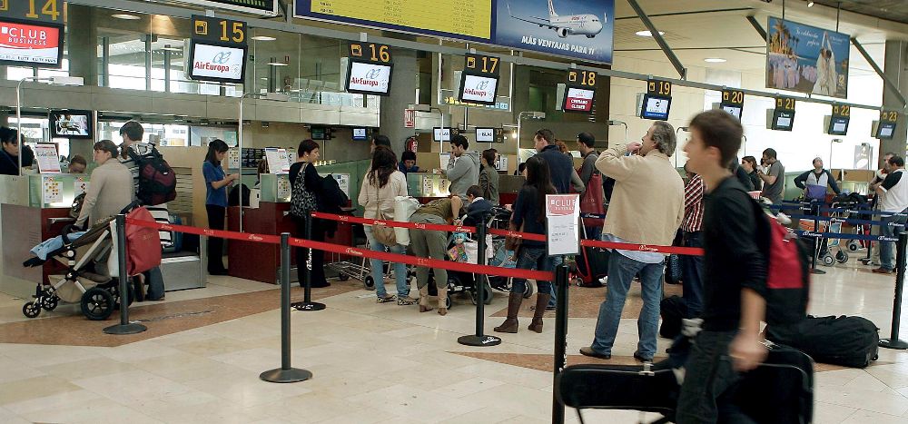 Varias personas esperan para facturar en los mostradores del aeropuerto Tenerife-Norte.