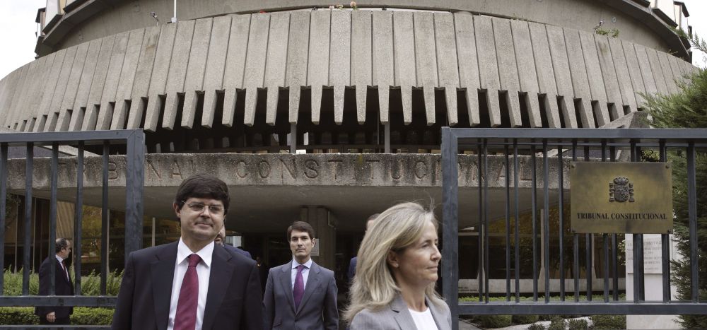 La abogada del Estado Marta Silva (d), a la salida del Tribunal Constitucional.