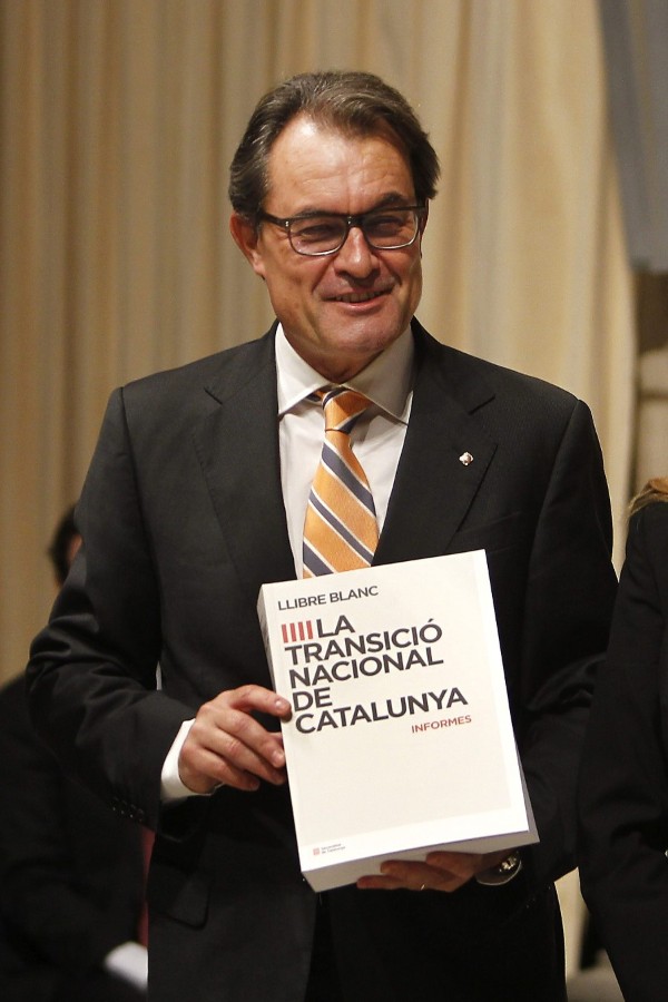 El presidente de la Generalitat, Artur Mas, durante la presentación del libro blanco de la transición nacional de Cataluña, que recoge 18 informes sobre la consulta del 9N y el proceso de creación de un estado propio, que ha elaborado un consejo asesor formado por expertos en diferentes materias.