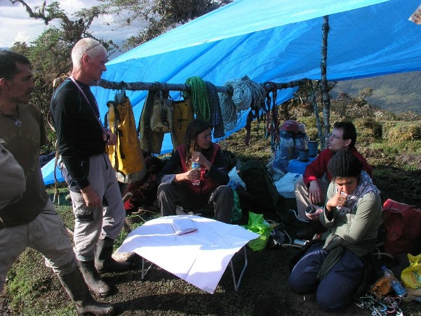 Foto difundida por el Espeleo Club Andino del Perú, de las labores de rescate del espeleólogo español Cecilio López Tercero.