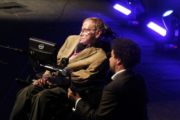 El físico Stephen Hawking, antes de comenzar su charla 
