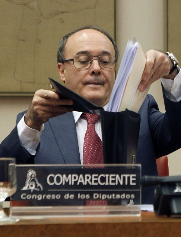 El gobernador del Banco de España, Luis María Linde, momentos antes de su comparecencia hoy ante la comisión de Presupuestos del Congreso.