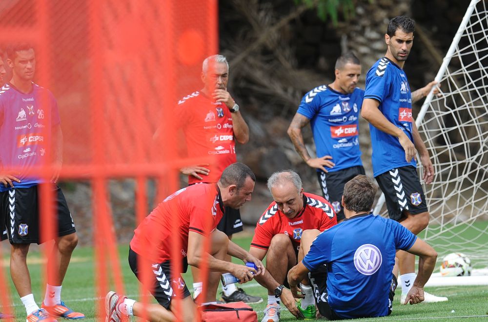 El defensa del Tenerife en el momento de la lesión.