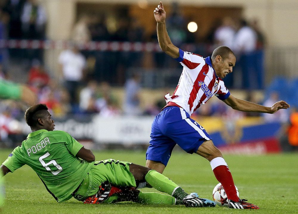 El defensa brasileño del Atlético de Madrid, Joao Miranda (d), intenta llevarse el balón.