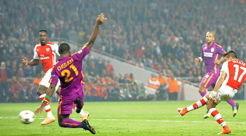 Alexis Sánchez (d) del Arsenal anota ante el Galatasaray.