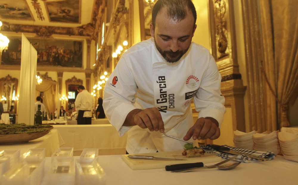 Cocineros como Kisko García, del restaurante El Choco, galardonado con una Estrella Michelín y 2 soles Repsol, ha contribuido a que la gastronomía cordobesa experimente un salto de calidad hacia la 