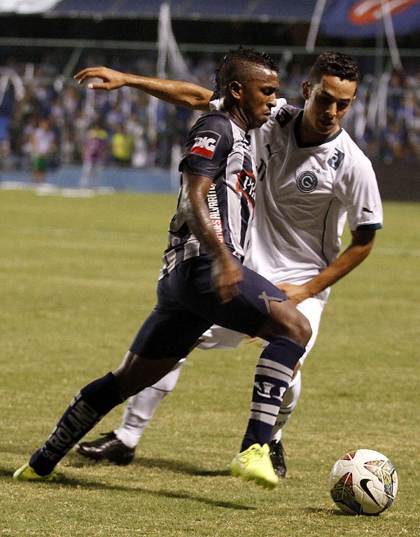 El jugador del Emelec Miller Bolaños (i) disputa el balón con Rubens Raimundo da Silva (d), del Goiás, en el estadio George Capwell de Guayaquil Ecuador).