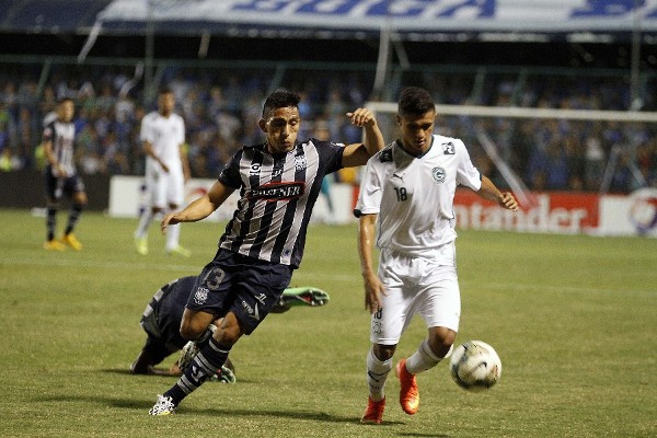 El jugador del Emelec Ángel Mena (i) marca a Erik Lima (d), del Goiás, en el estadio George Capwell de Guayaquil Ecuador).