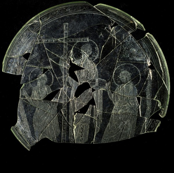 Patena del siglo IV, con una de las manifestaciones de iconografía cristiana sobre este soporte más antiguas y mejor conservadas de la Península Ibérica.