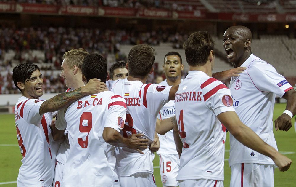 Los jugadores del Sevilla celebran su primer gol.