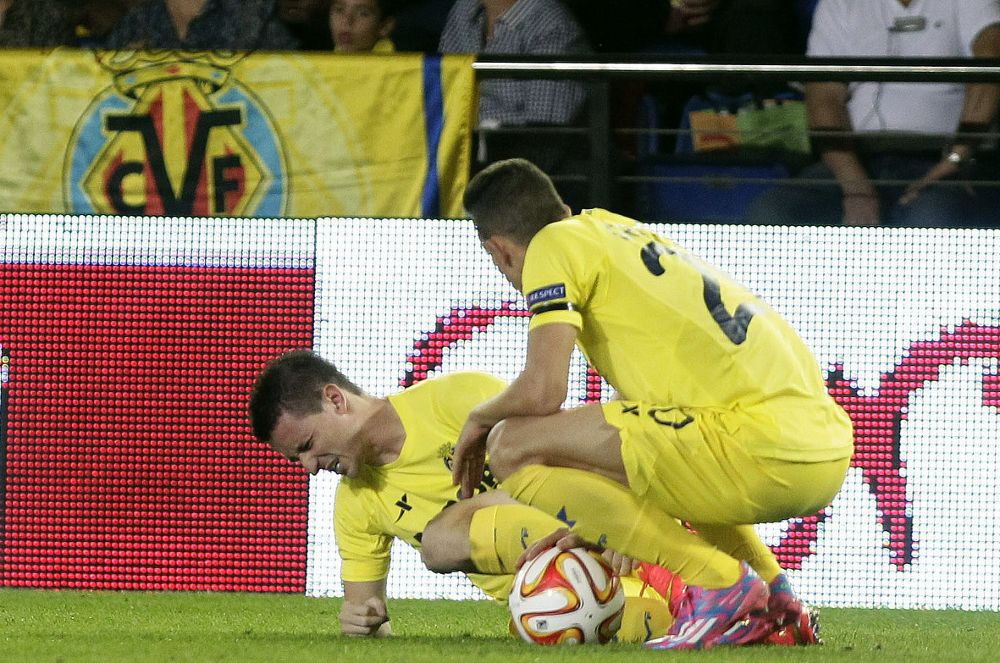 El defensa del VillarreaRukavina (i) tras sufrir una lesión en el partido.